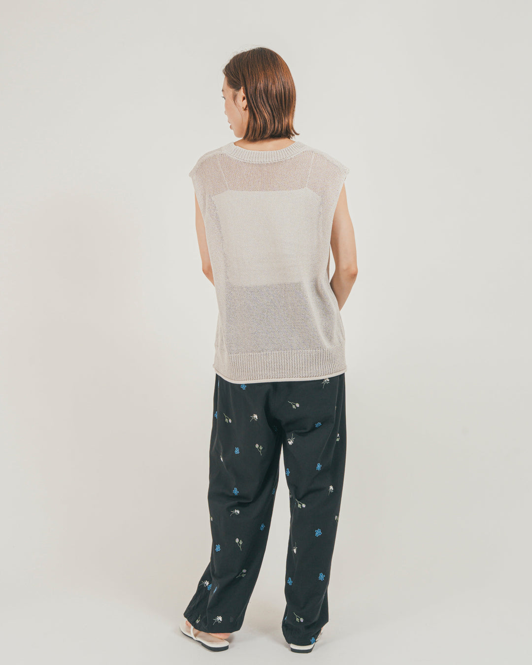 ［SET］ドライタッチ Vネックサマーニットベスト + Flower刺繍リラックスパンツ（2SET）
