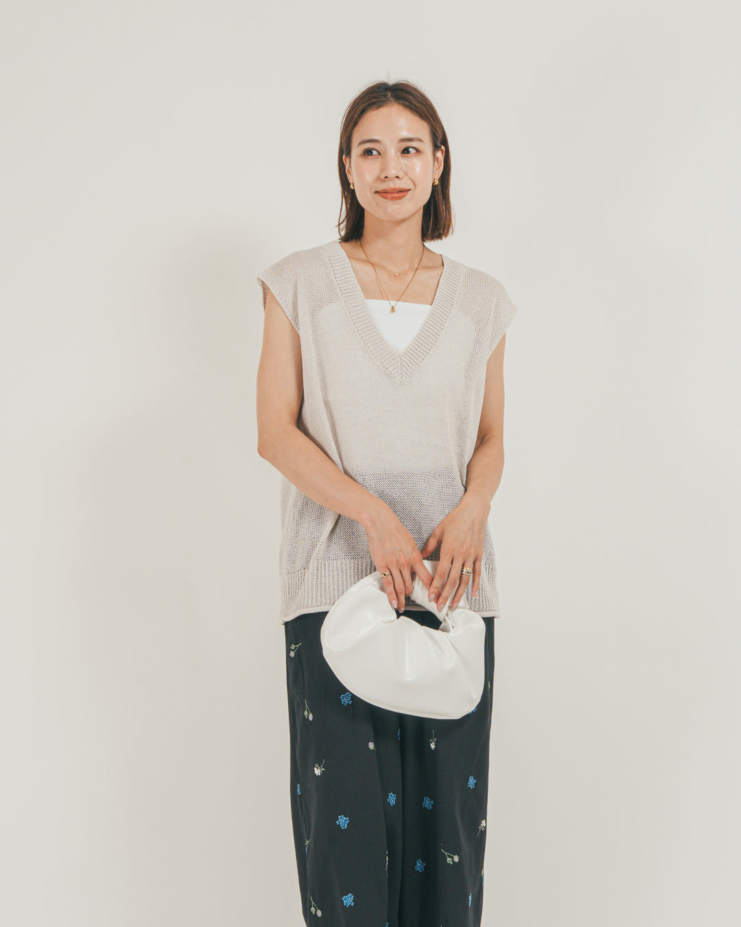 ［SET］ドライタッチ Vネックサマーニットベスト + Flower刺繍リラックスパンツ（2SET）