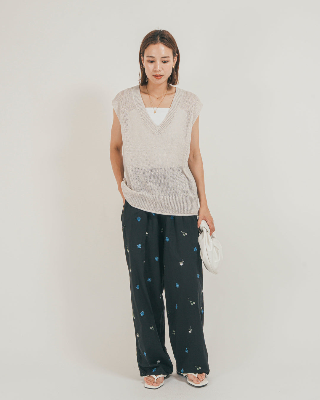 ［SET］ドライタッチ Vネックサマーニットベスト + Flower刺繍リラックスパンツ（2SET）