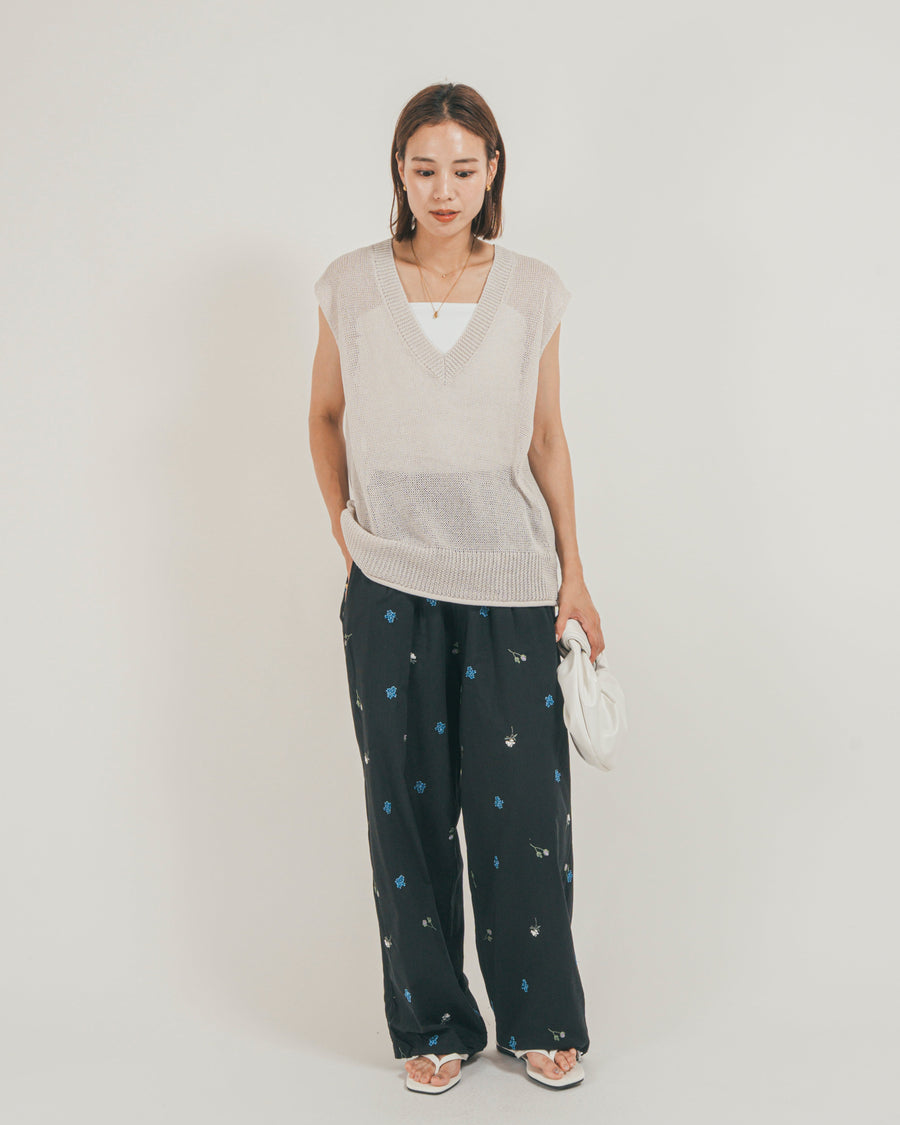［SET］ドライタッチ Vネックサマーニットベスト + Flower刺繍リラックスパンツ（2SET）