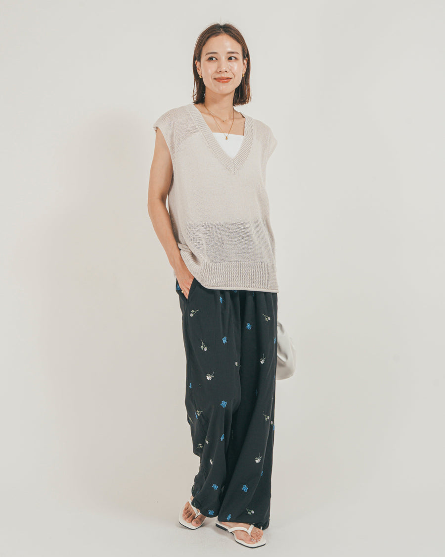 ［SET］ドライタッチ Vネックサマーニットベスト + Flower刺繍リラックスパンツ（2SET）