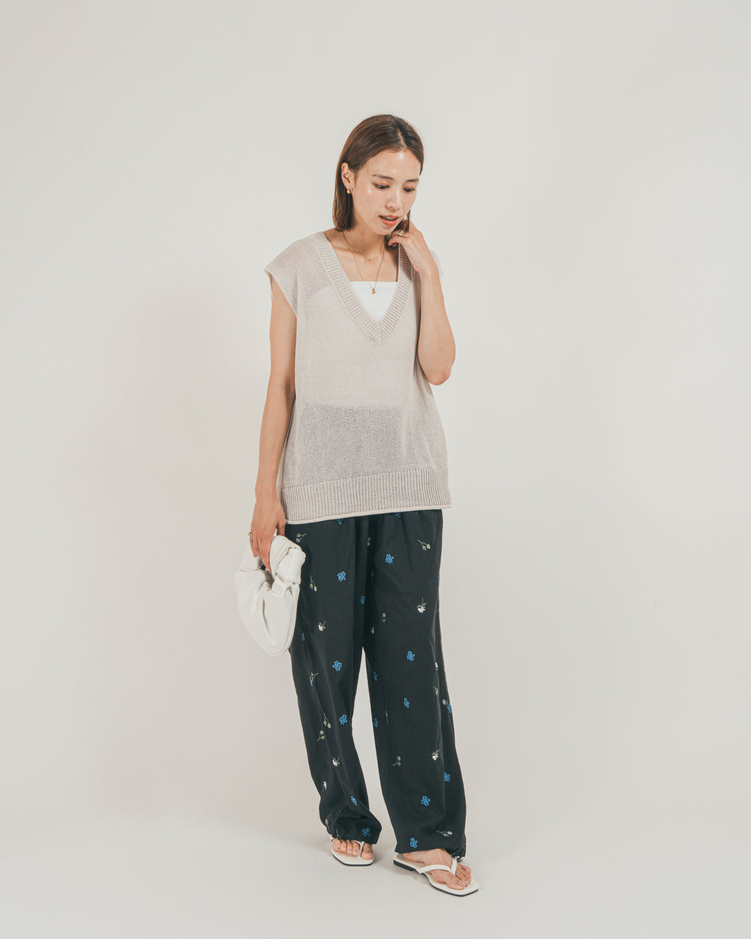 ［SET］ドライタッチ Vネックサマーニットベスト + Flower刺繍リラックスパンツ（2SET）