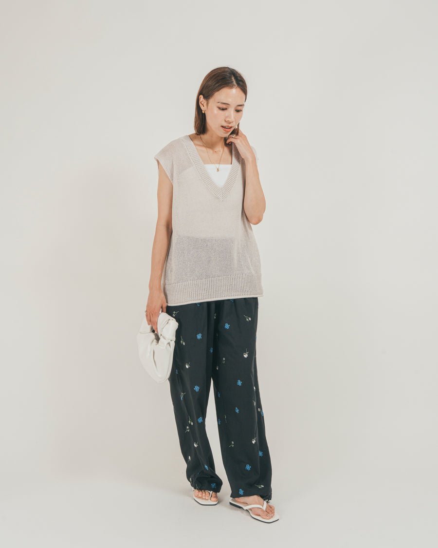 ［SET］ドライタッチ Vネックサマーニットベスト + Flower刺繍リラックスパンツ（2SET）