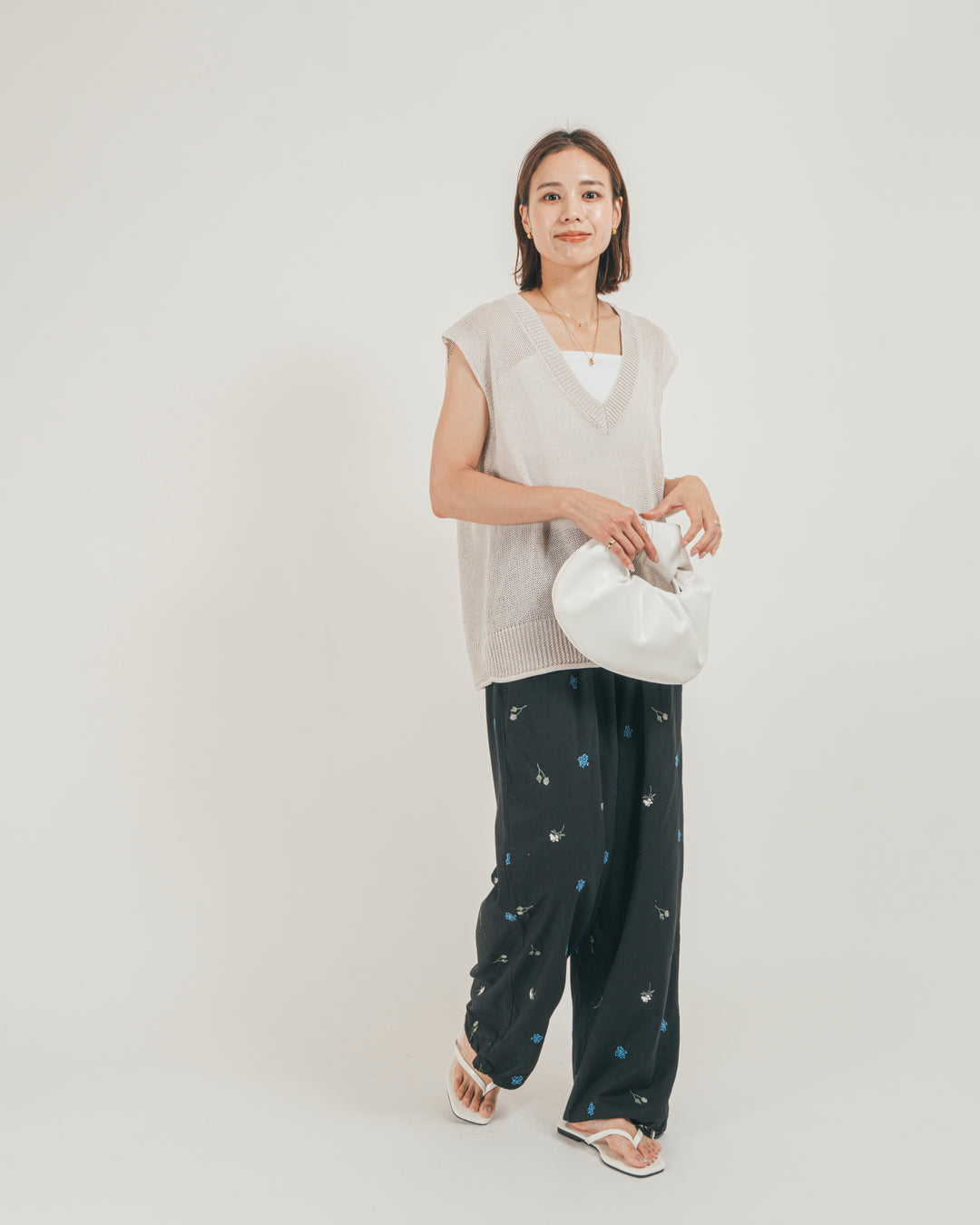 ［SET］ドライタッチ Vネックサマーニットベスト + Flower刺繍リラックスパンツ（2SET）