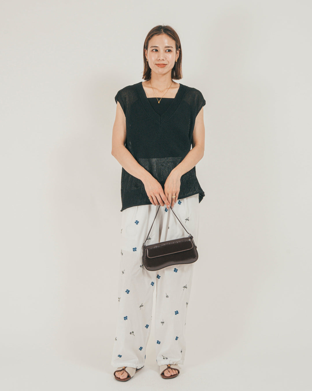 ［SET］ドライタッチ Vネックサマーニットベスト + Flower刺繍リラックスパンツ（2SET）