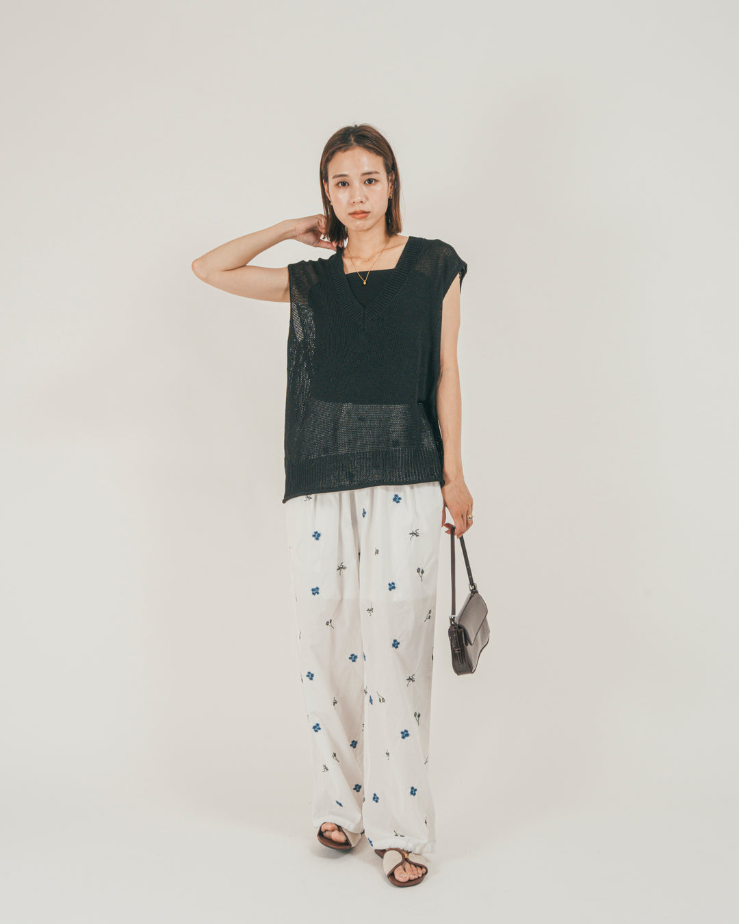 ［SET］ドライタッチ Vネックサマーニットベスト + Flower刺繍リラックスパンツ（2SET）