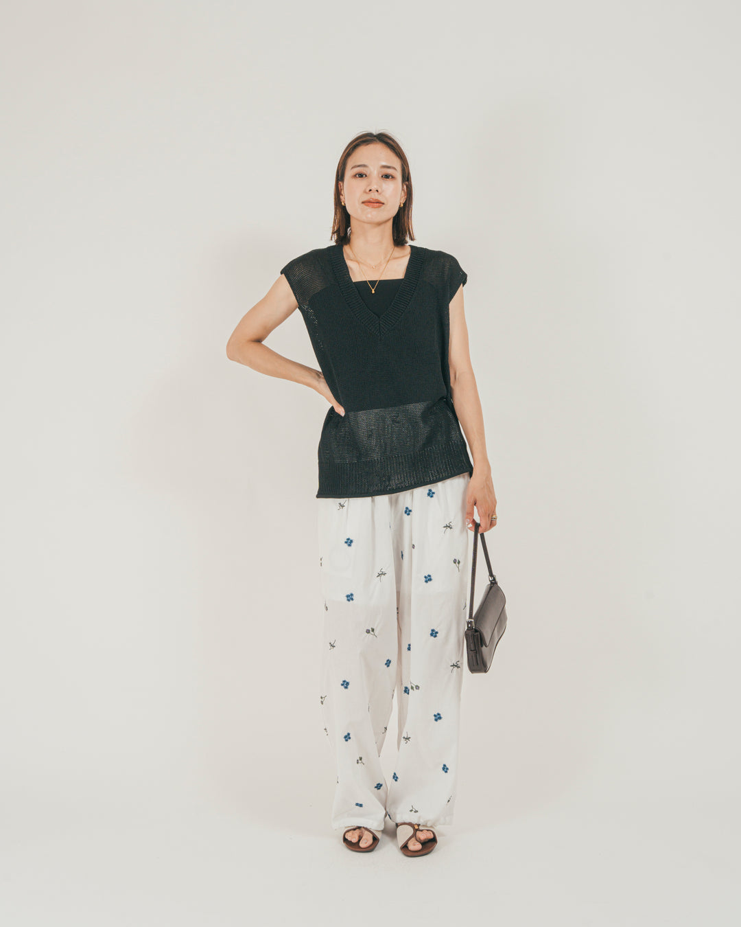 ［SET］ドライタッチ Vネックサマーニットベスト + Flower刺繍リラックスパンツ（2SET）