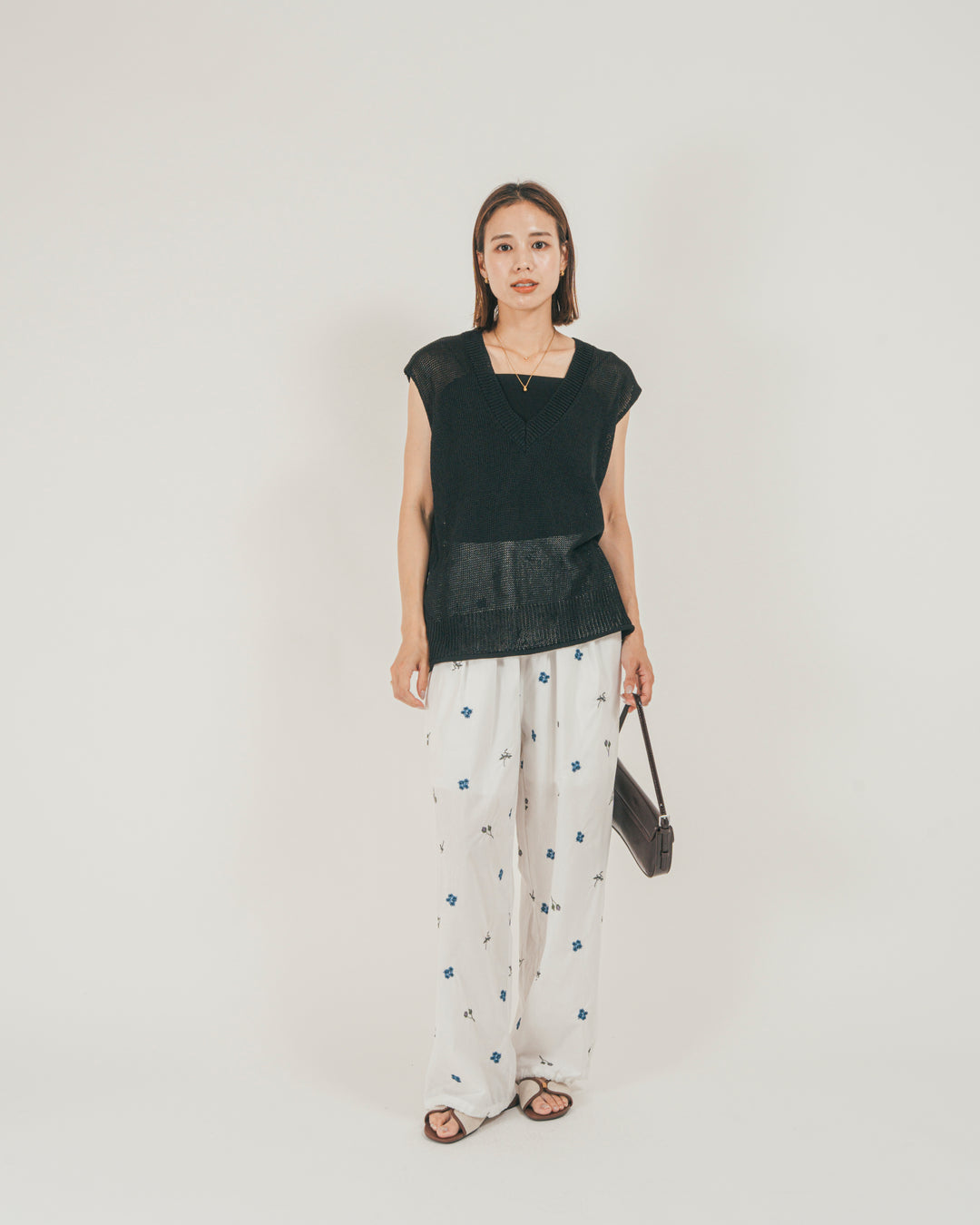 ［SET］ドライタッチ Vネックサマーニットベスト + Flower刺繍リラックスパンツ（2SET）
