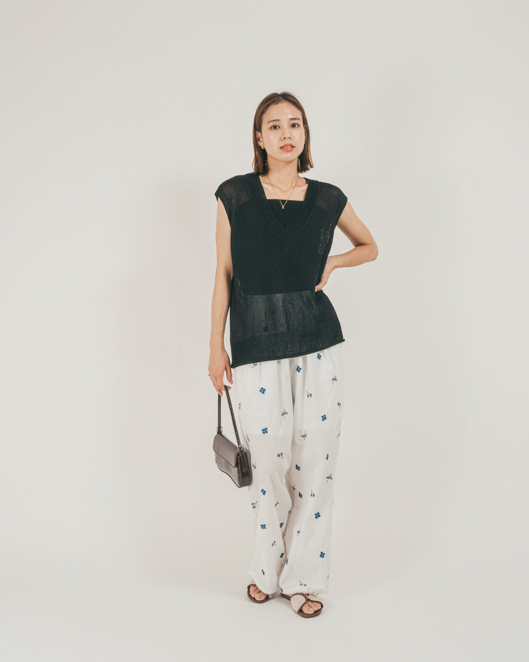 ［SET］ドライタッチ Vネックサマーニットベスト + Flower刺繍リラックスパンツ（2SET）