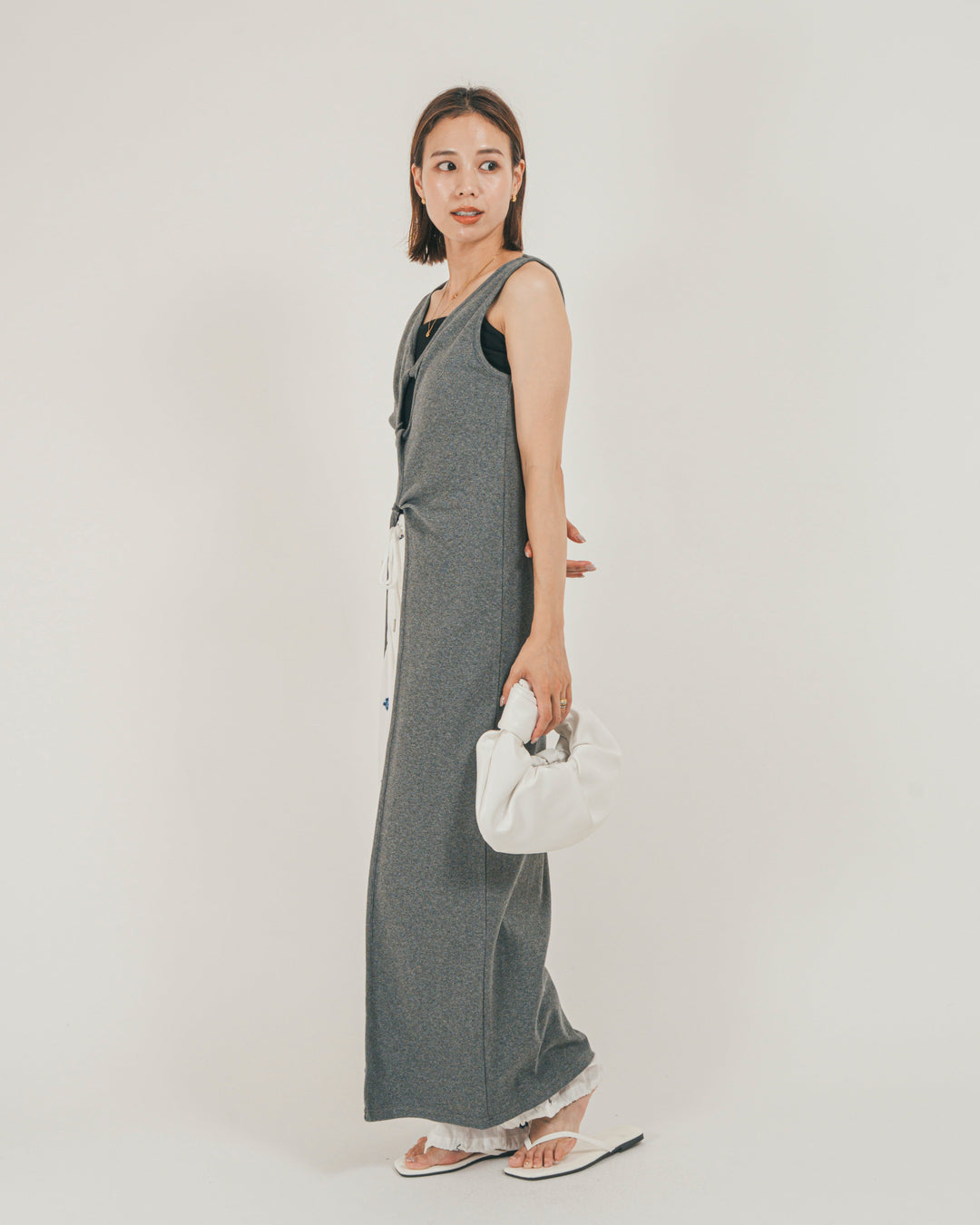 ［SET］フロントデザインジレワンピ + Flower刺繍リラックスパンツ（2SET）