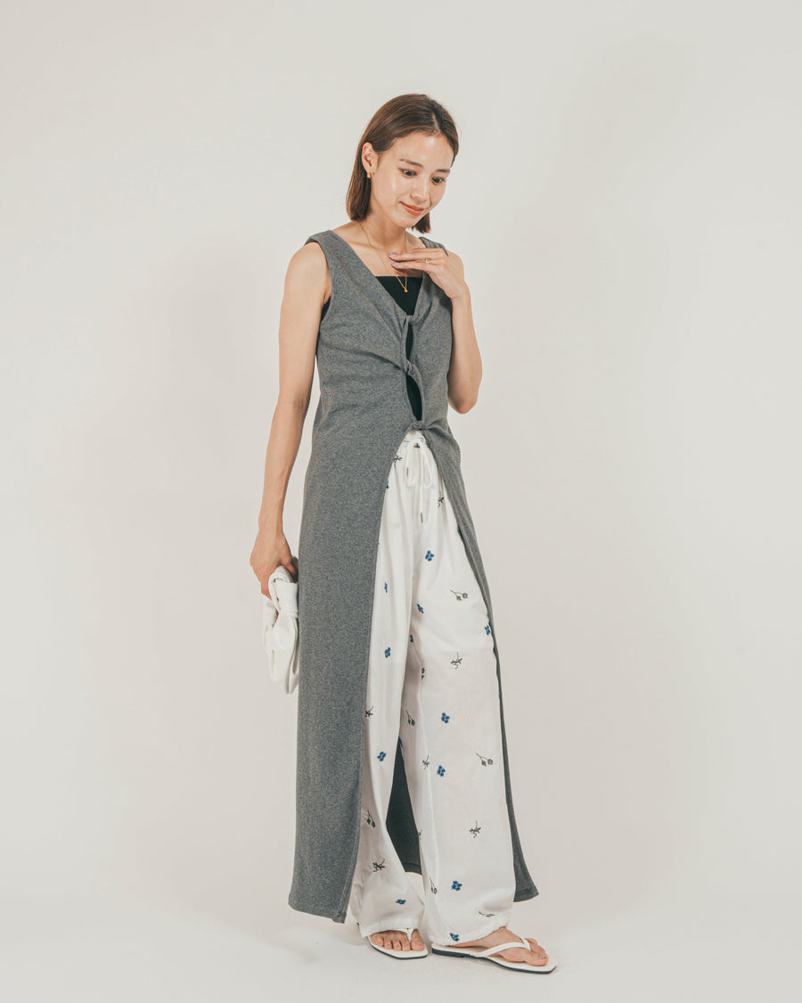 ［SET］フロントデザインジレワンピ + Flower刺繍リラックスパンツ（2SET）