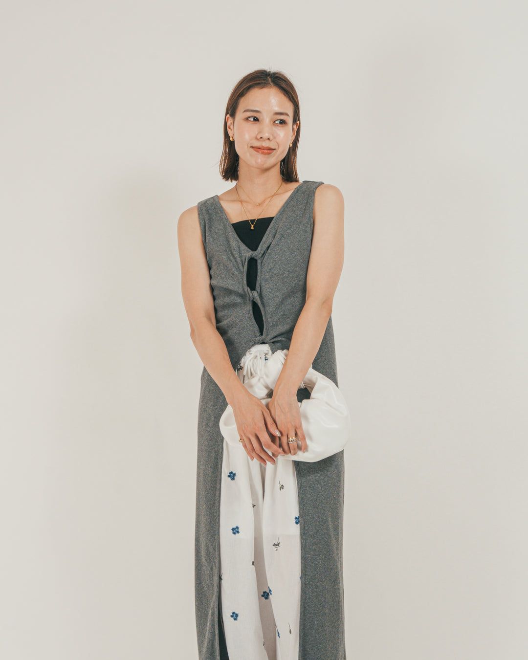 ［SET］フロントデザインジレワンピ + Flower刺繍リラックスパンツ（2SET）