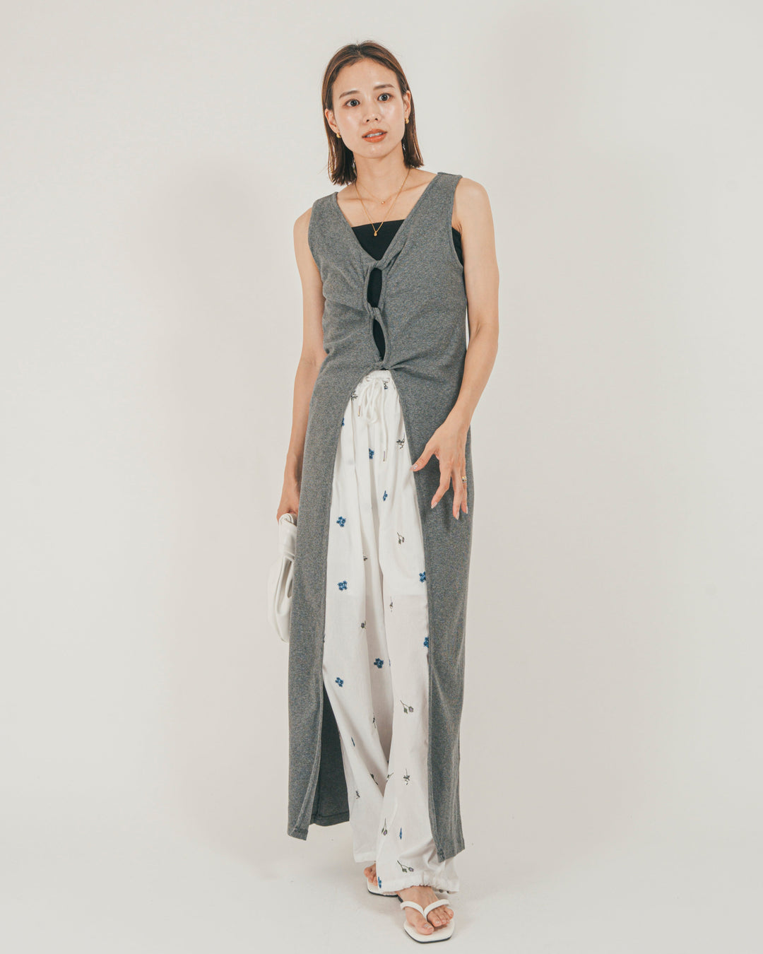 ［SET］フロントデザインジレワンピ + Flower刺繍リラックスパンツ（2SET）