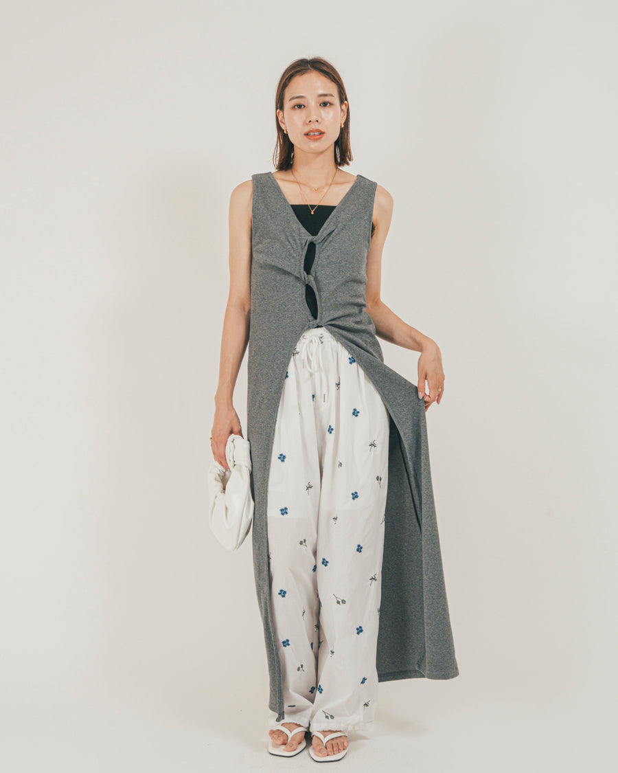 ［SET］フロントデザインジレワンピ + Flower刺繍リラックスパンツ（2SET）
