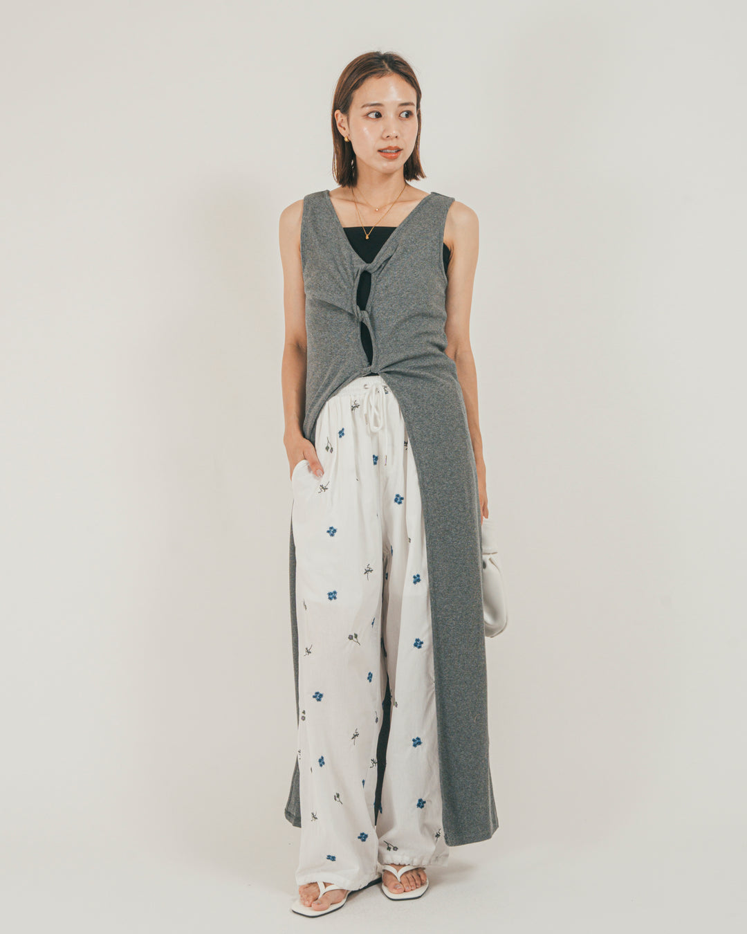 ［SET］フロントデザインジレワンピ + Flower刺繍リラックスパンツ（2SET）