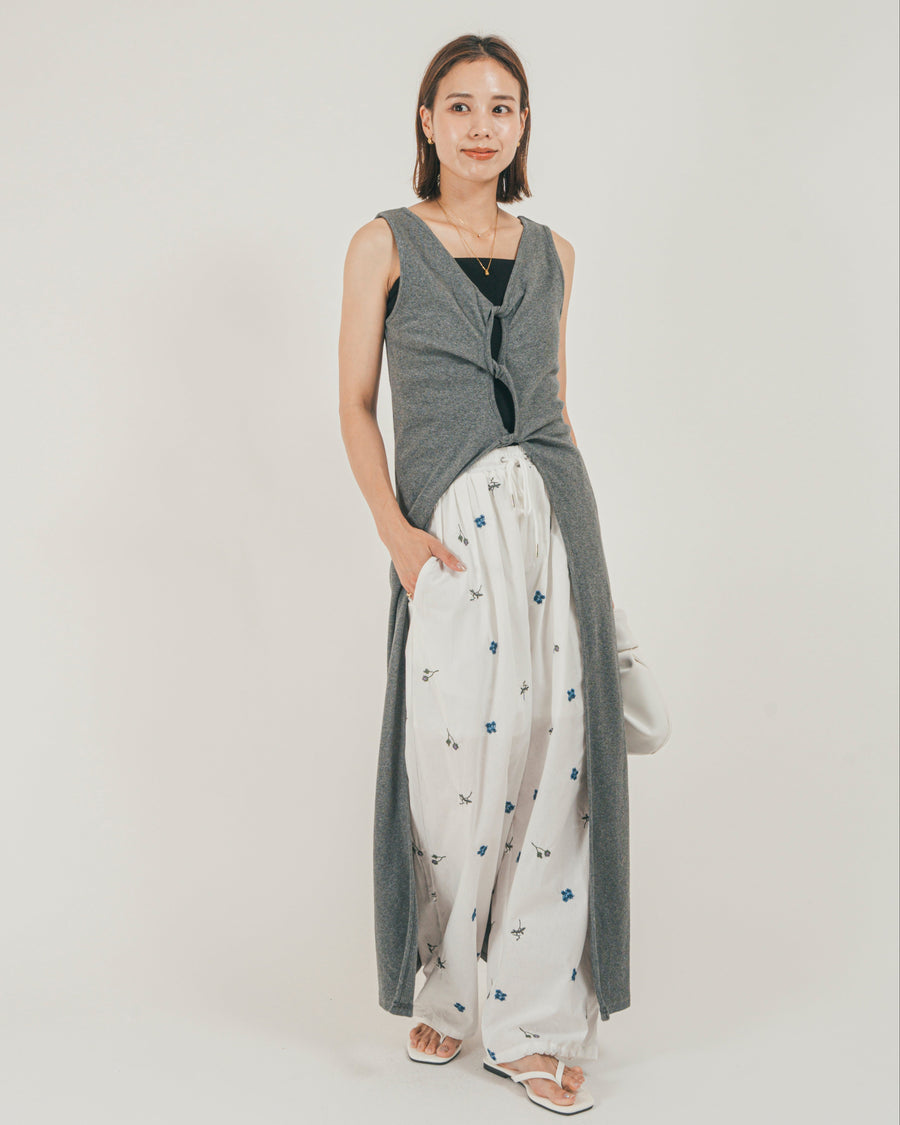 ［SET］フロントデザインジレワンピ + Flower刺繍リラックスパンツ（2SET）