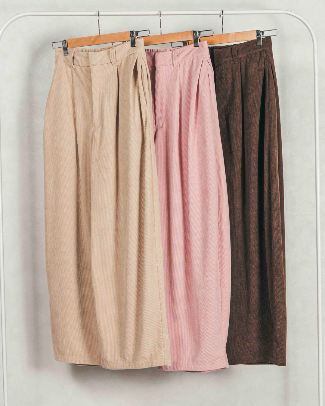 ［SET］シャツ Layered クロップドスウェット+サイドタックコクーンコーデュロイパンツ（2SET）