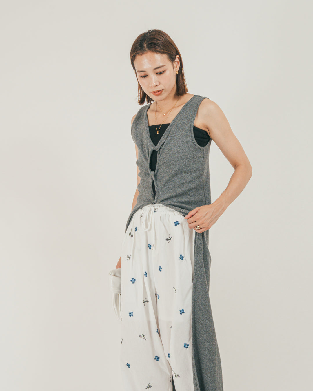 ［SET］フロントデザインジレワンピ + Flower刺繍リラックスパンツ（2SET）