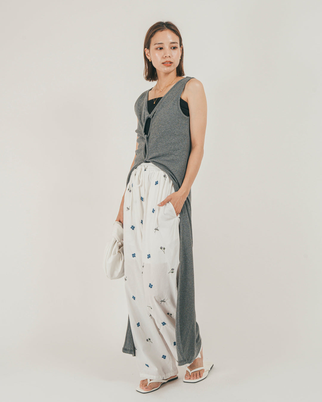 ［SET］フロントデザインジレワンピ + Flower刺繍リラックスパンツ（2SET）