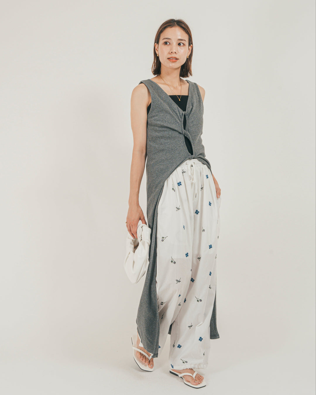 ［SET］フロントデザインジレワンピ + Flower刺繍リラックスパンツ（2SET）
