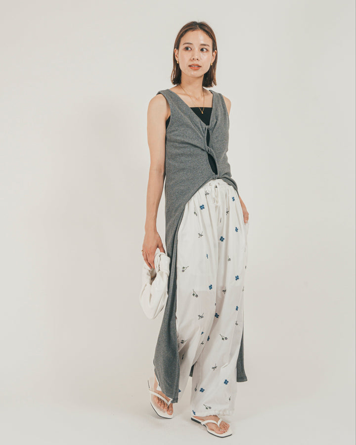［SET］フロントデザインジレワンピ + Flower刺繍リラックスパンツ（2SET）