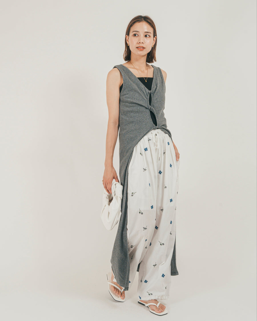 ［SET］フロントデザインジレワンピ + Flower刺繍リラックスパンツ（2SET）
