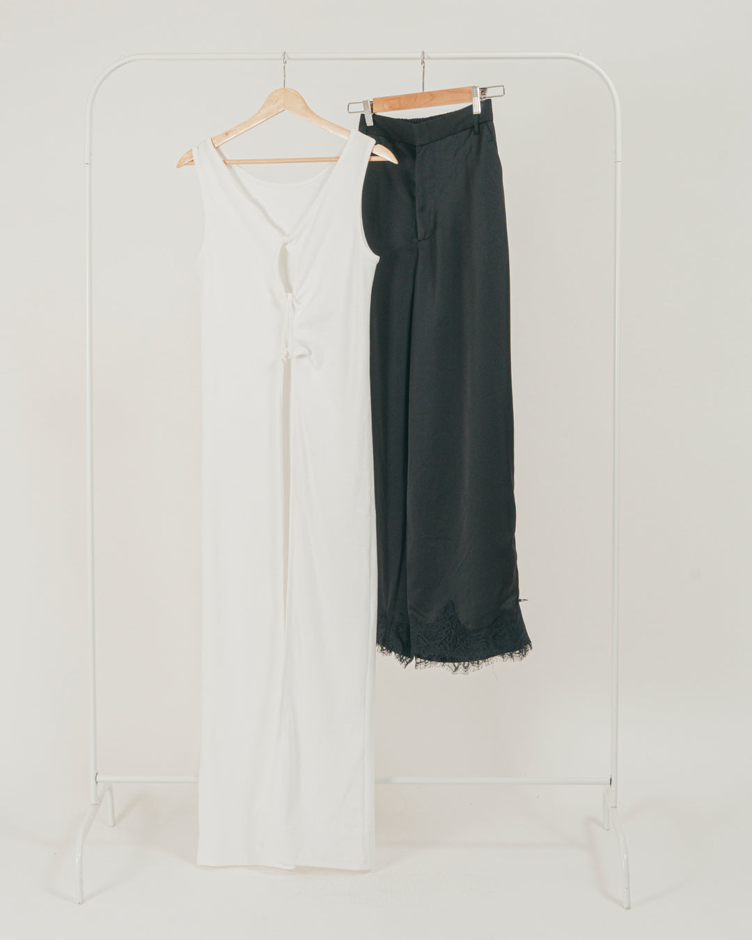 ［SET］フロントデザインジレワンピ + サテン裾レース Relaxパンツ（2SET）