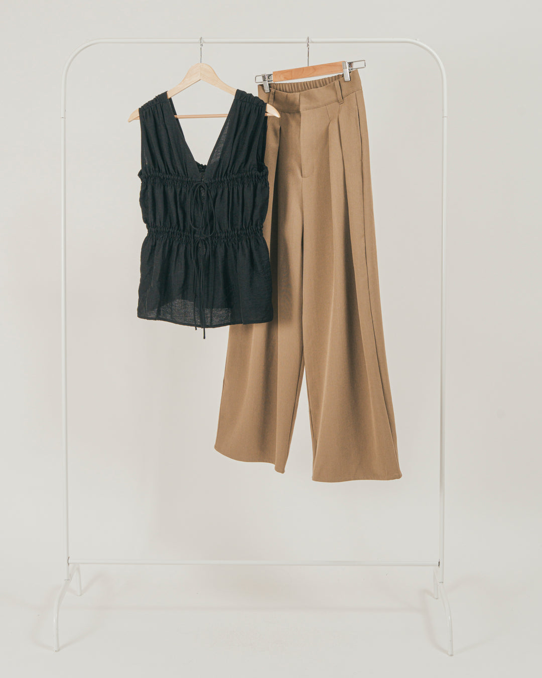 ［SET］リネンタッチShirringリボンブラウス + クレープデシン タックワイドパンツ（2SET）