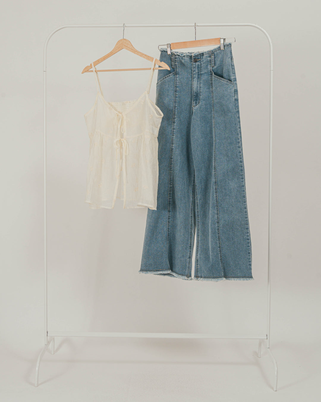 ［SET］フロントリボン刺繍 Veilキャミ + センターシーム リラックスデニム（2SET）
