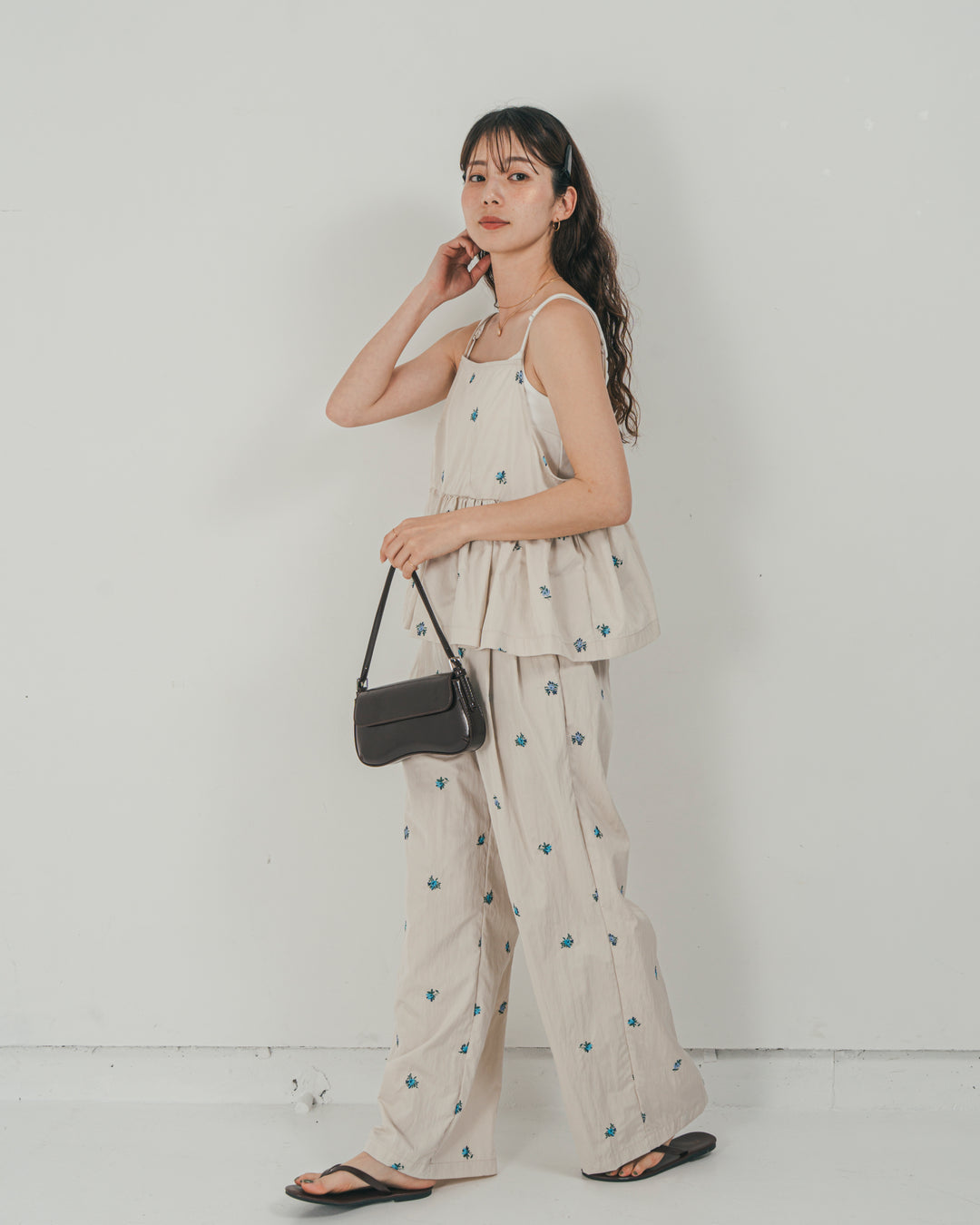 ［SET］Flower刺繍　ボリュームキャミ + Flower刺繍　タックパンツ + すっきり見えカップ付きキャミ（3SET）