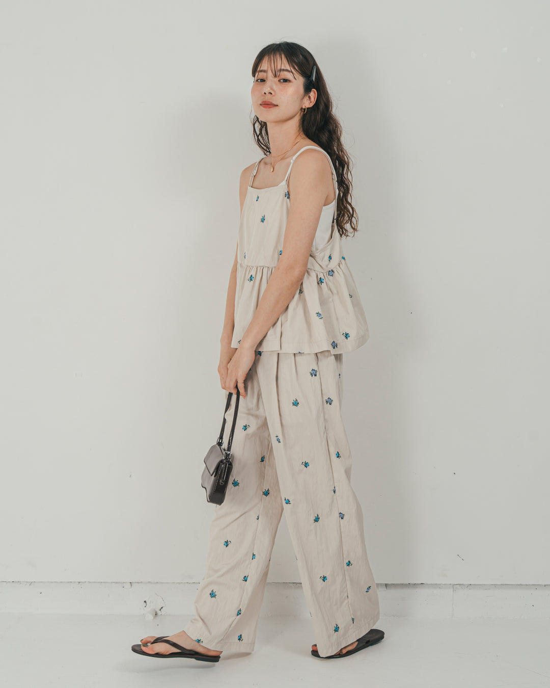 ［SET］Flower刺繍　ボリュームキャミ + Flower刺繍　タックパンツ + すっきり見えカップ付きキャミ（3SET）