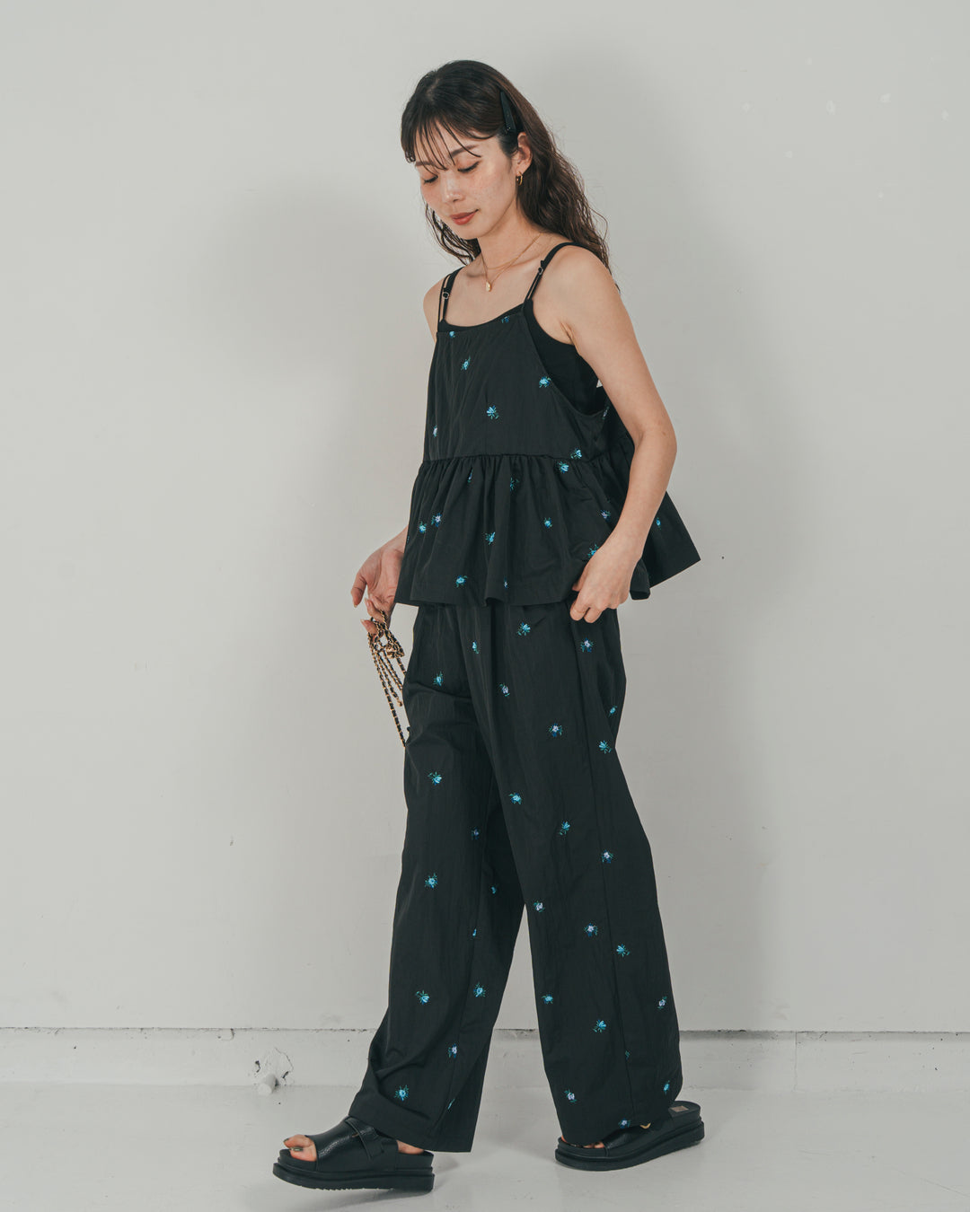 ［SET］Flower刺繍　ボリュームキャミ + Flower刺繍　タックパンツ + すっきり見えカップ付きキャミ（3SET）